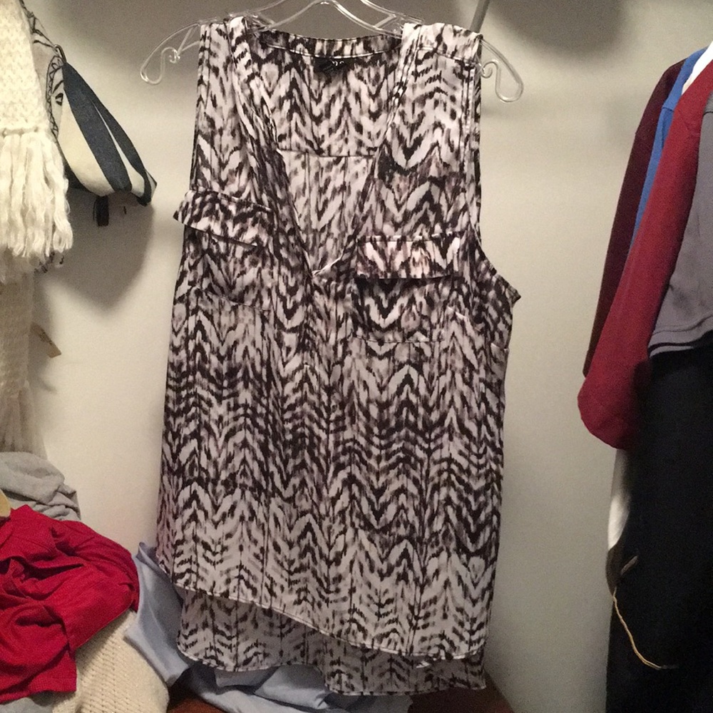 Sleeveless black and white design top!